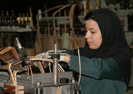 زنانی با حقوق‌های ۱۵۰ هزارتومانی