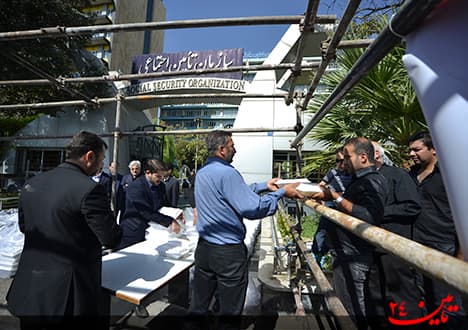 گزارش تصویری از پخت و پخش غذای نذری  در سازمان تامین اجتماعی