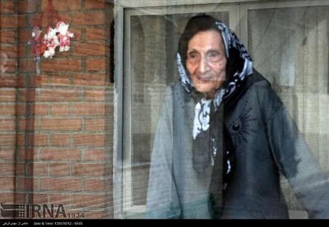 چشم سالمند به در خیره مانده است
