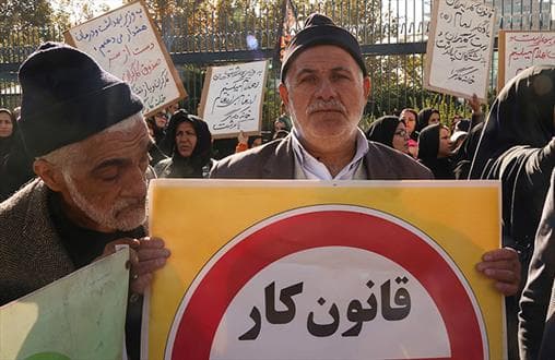 لاریجانی: مشکلات تجمع کنندگان مقابل مجلس  پیگیری می شود