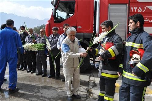 ادای احترام به آتش نشانان حادثه پلاسکو در پالایش نفت اصفهان
