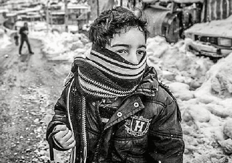 لبخندهایی در میانه بحران