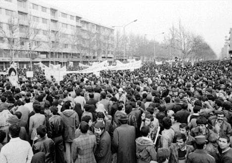 یک نیروی صعنتی در یک جامعه سنتی