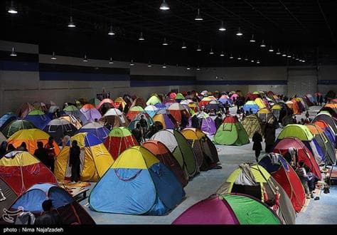گزارش تصویری از چادر زدن مردم مشهد برای گریز از زلزله