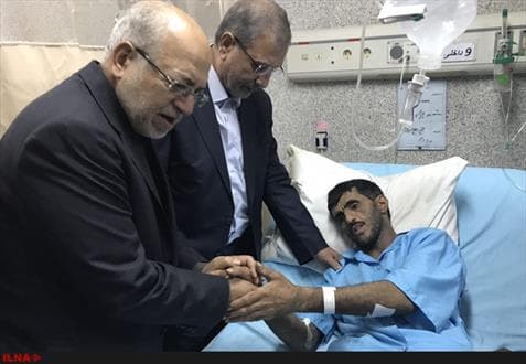 علی ربیعی و محمد رضا نعمت زاده  با مصدومان حادثه دیدار کردند/پیکر ۲۲ کارگر خارج شده+عکس