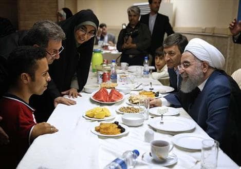 ضیافت افطار رئیس جمهوری با مددجویان + تصاویر