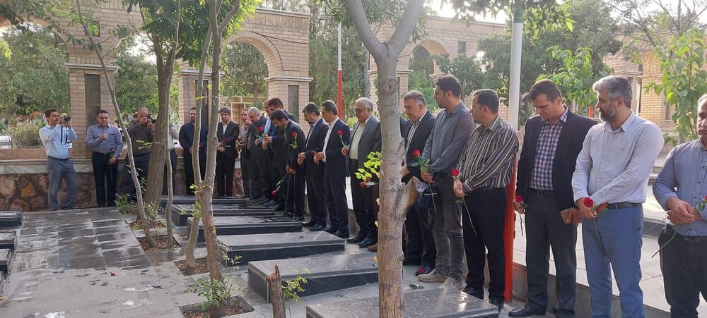 حضور مدیران بیمه و درمان تامین‌اجتماعی کردستان بر مزار شهدای والامقام