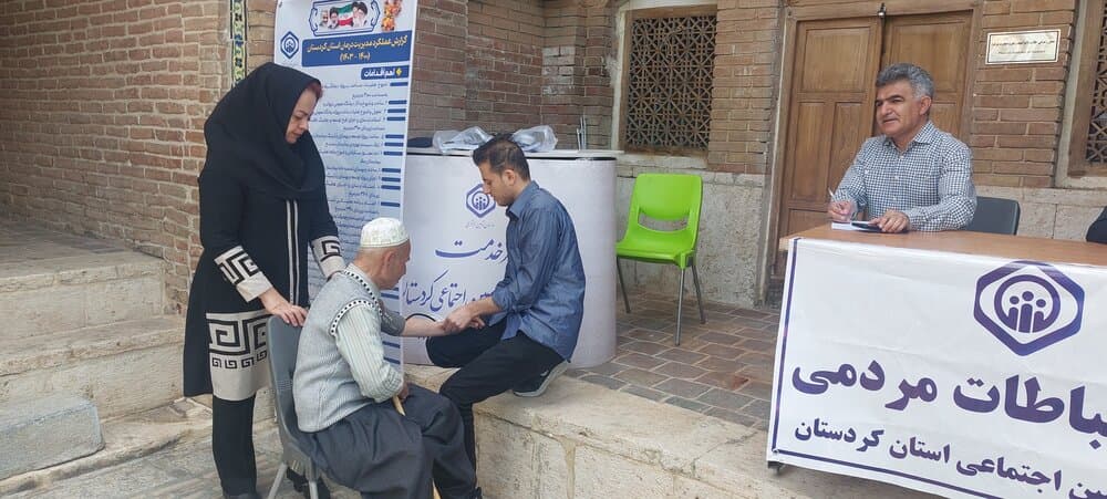 برپایی میز خدمت مدیریت درمان تامین اجتماعی کردستان در مسجد جامع سنندج