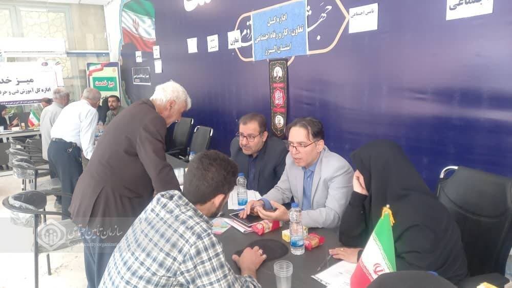 حضور همکاران اداره‌کل و شعبه ۳ تأمین اجتماعی البرز در میز خدمت نماز جمعه کرج