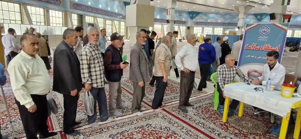 تست فشار و قندخون بیش از ۲۵۰ نمازگزار در میزخدمت تامین اجتماعی خراسان‌شمالی