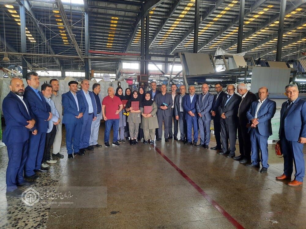 تجلیل مدیرکل تامین اجتماعی گیلان از زنان کارگر نمونه شرکت پینک