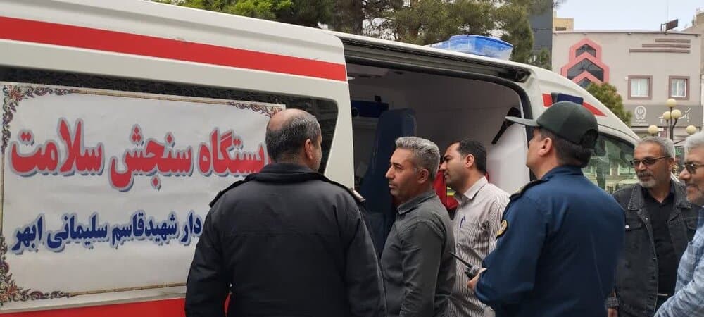 برپایی میزخدمت بیمارستان‌ تامین‌اجتماعی سردار شهید قاسم سلیمانی ابهر در مصلی نمازجمعه