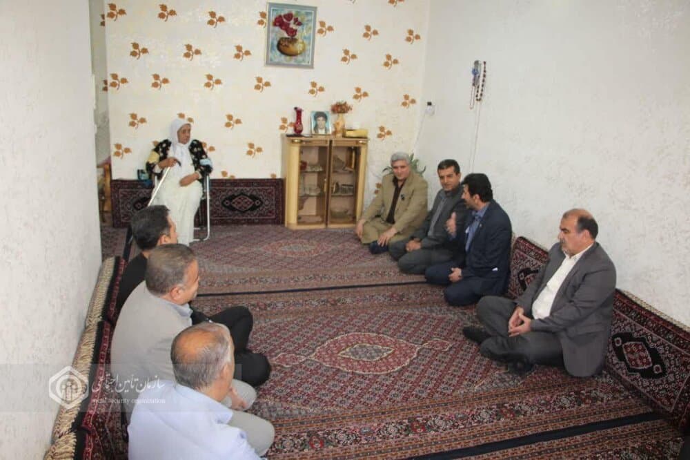 دیدار مدیرکل تامین اجتماعی کردستان با خانواده معظم شهدای شاخص کارگری