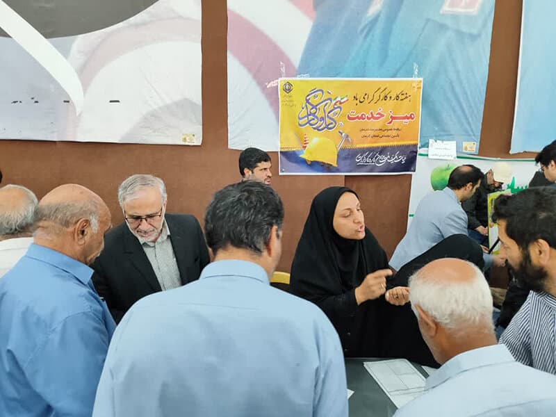 برپایی میزخدمت مدیریت درمان تأمین اجتماعی کرمان در محل نمازجمعه