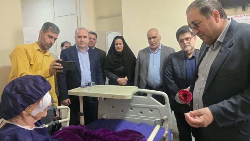 دیدار مدیر درمان تامین اجتماعی ایلام با بیماران بستری در بیمارستان شهدای زاگرس