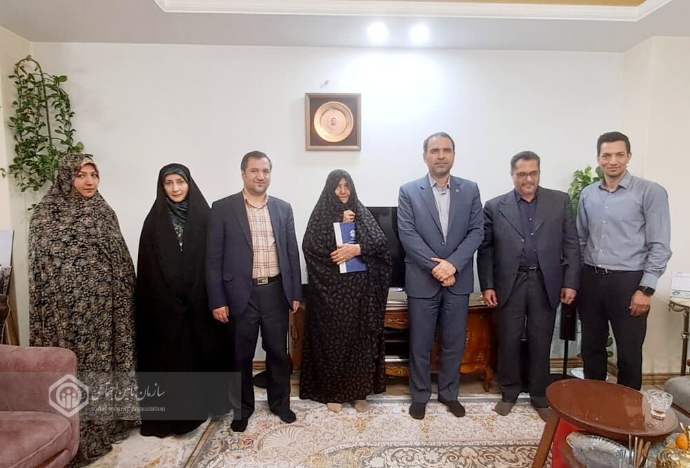 دیدار مدیرکل تامین اجتماعی زنجان با خانواده معظم شهدا