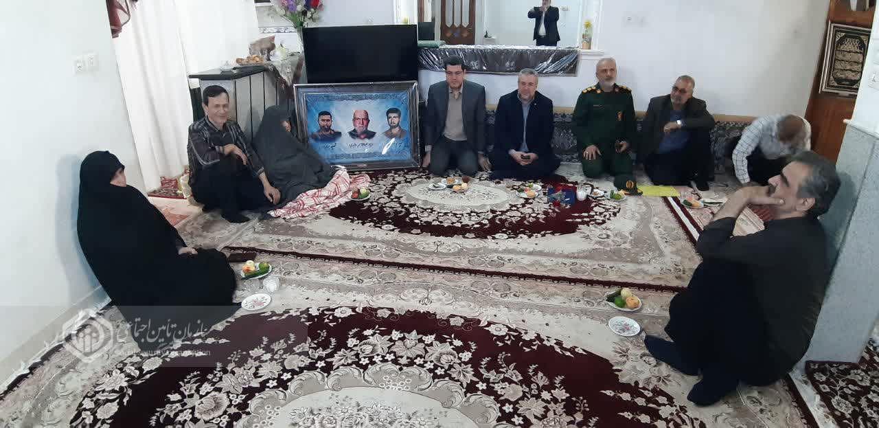 تجلیل مدیران تامین اجتماعی قم از 10 خانواده شهید و ایثارگر