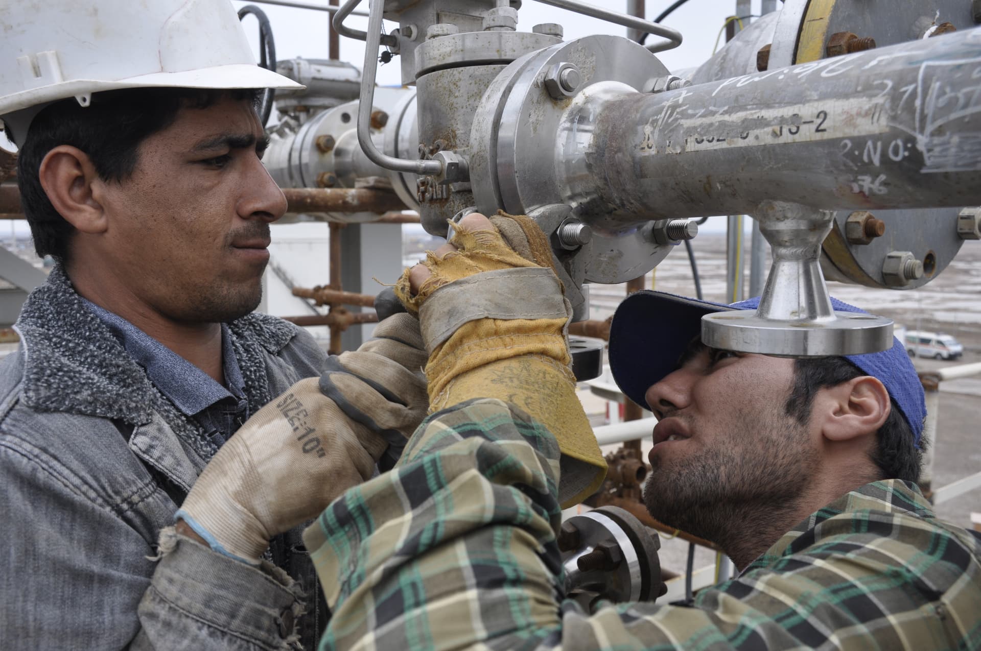 اقتصاد کارگاه‌های بزرگ زیر تیغ ناترازی برق و جهش دلار