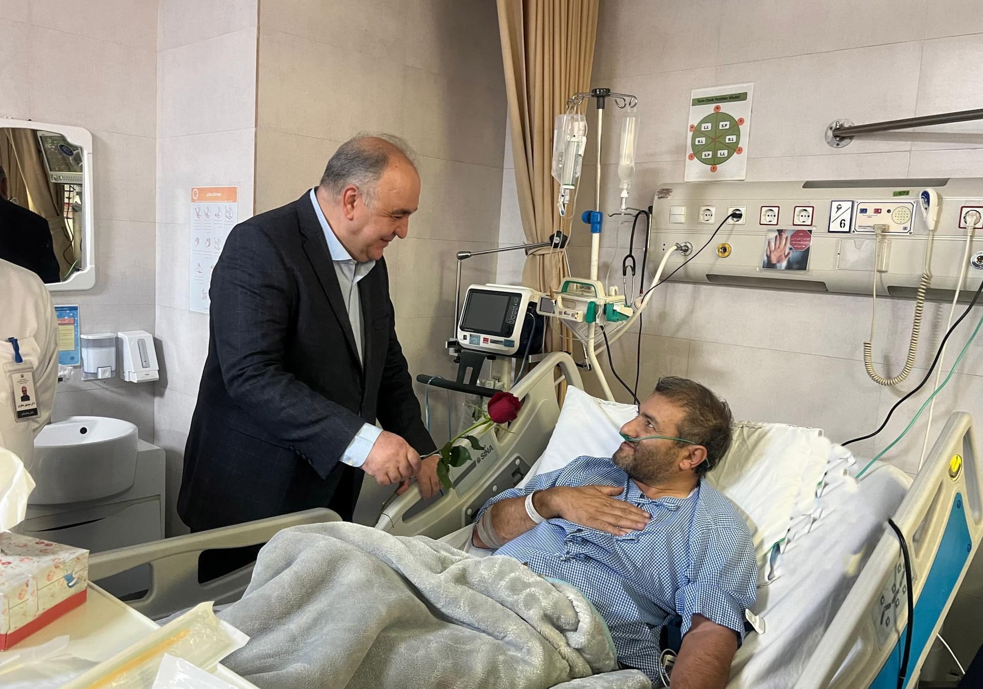 عیادت مدیر درمان تأمین‌اجتماعی آذربایجان‌شرقی از بیماران بیمارستان ۲۹ بهمن