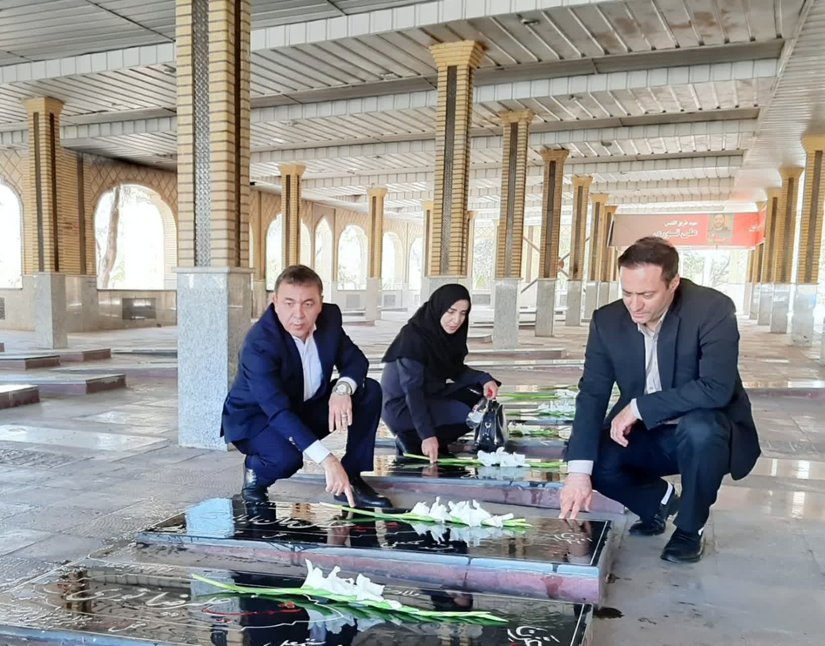 مراسم غبارروبی مزار شهدا با حضور مدیر درمان تأمیناجتماعی زنجان